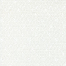 Load image into Gallery viewer, Moda Fabrics - Wild Honey Honeycomb Daisy White - 1/2 YARD CUT
